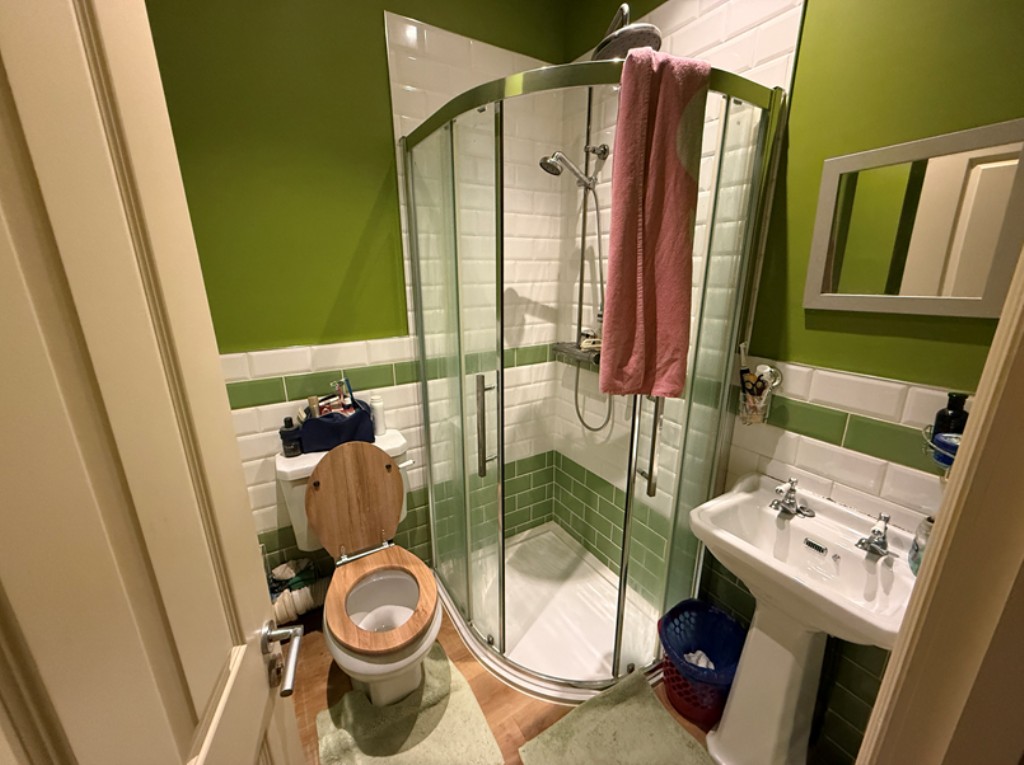 Lot: 72 - FREEHOLD COMMERCIAL & RESIDENTIAL BLOCK - 